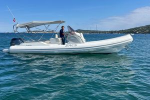 SACS Strider 900 2022 SACS Strider 900 boat on water, featuring a canopy and Yamaha engine.