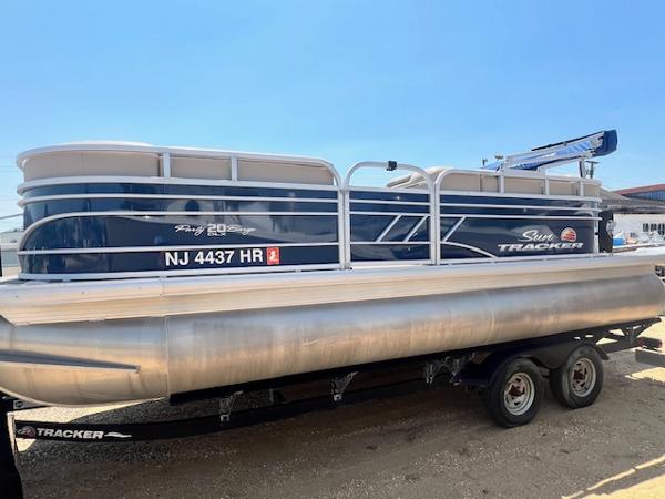 Sun Tracker Party Barge 20 DLX 2021 Sun Tracker Party Barge 20 DLX pontoon boat on trailer.