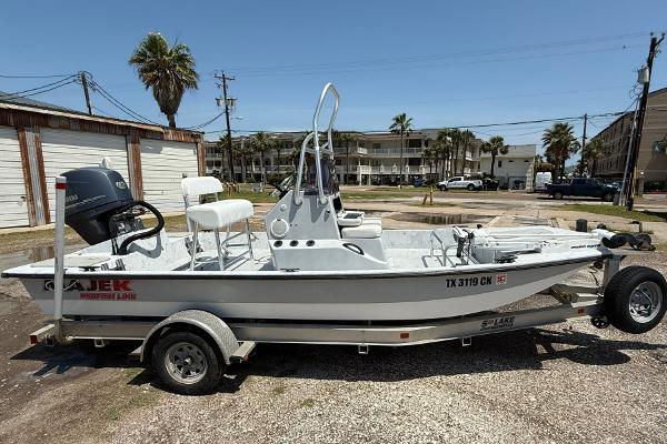 2014 Majek 18 Redfish