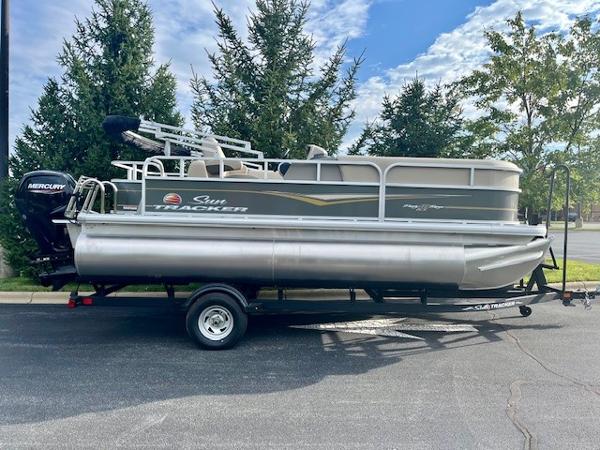 2025 Sun Tracker Party Barge 18 DLX