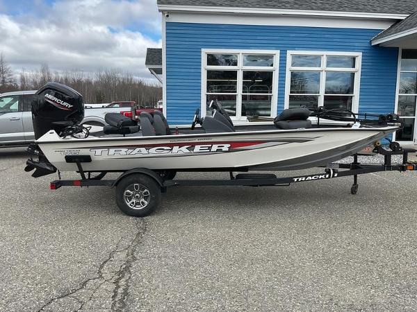 Tracker PT 175 TXW TE 2025 Tracker PT 175 TXW TE boat on trailer, parked outside blue building.