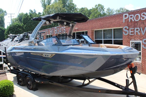 Tigé Ultré 23ZX 2025 Tigé Ultré 23ZX boat on trailer outside dealership.