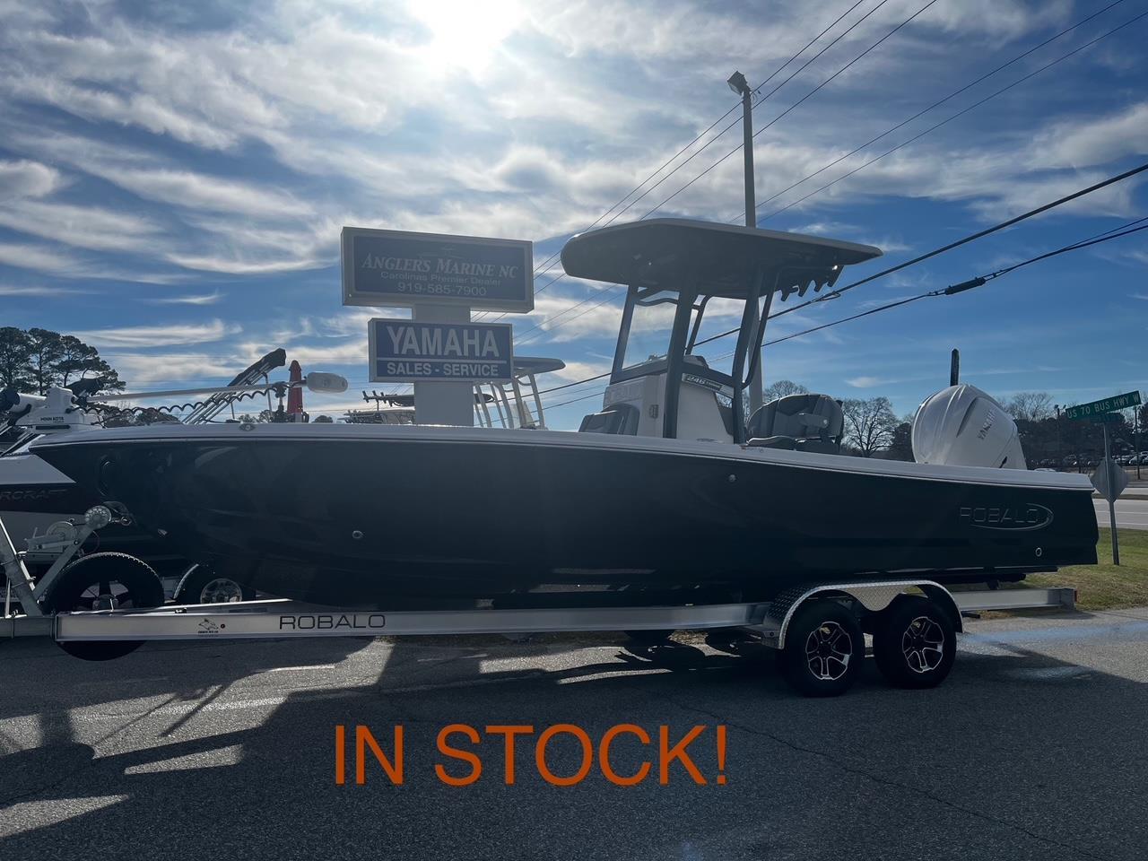 2025 Robalo 246 Cayman