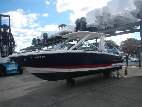 Chaparral 280 OSX 2022 Chaparral 280 OSX boat on display at a marina.