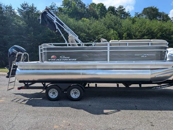2024 Sun Tracker Party Barge 20 DLX