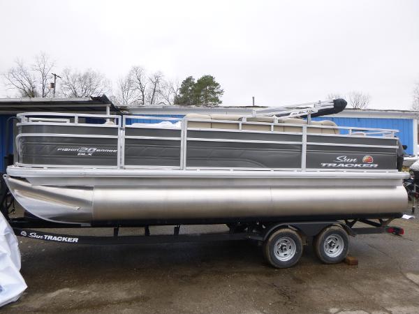 Sun Tracker Fishin' Barge 20 DLX 2025 Sun Tracker Fishin' Barge 20 DLX pontoon boat on trailer, side view.