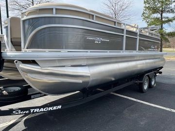 2025 Sun Tracker Party Barge 22 DLX