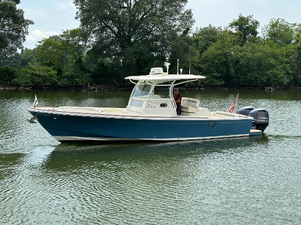 2017 Hunt Yachts 32 Center Console
