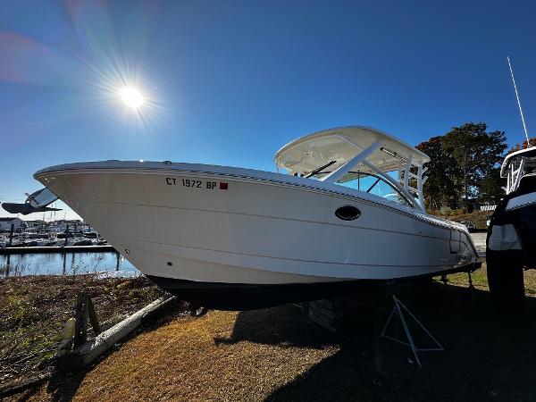 Robalo R317 Dual Console 2022 Robalo R317 Dual Console boat under bright sun near marina.