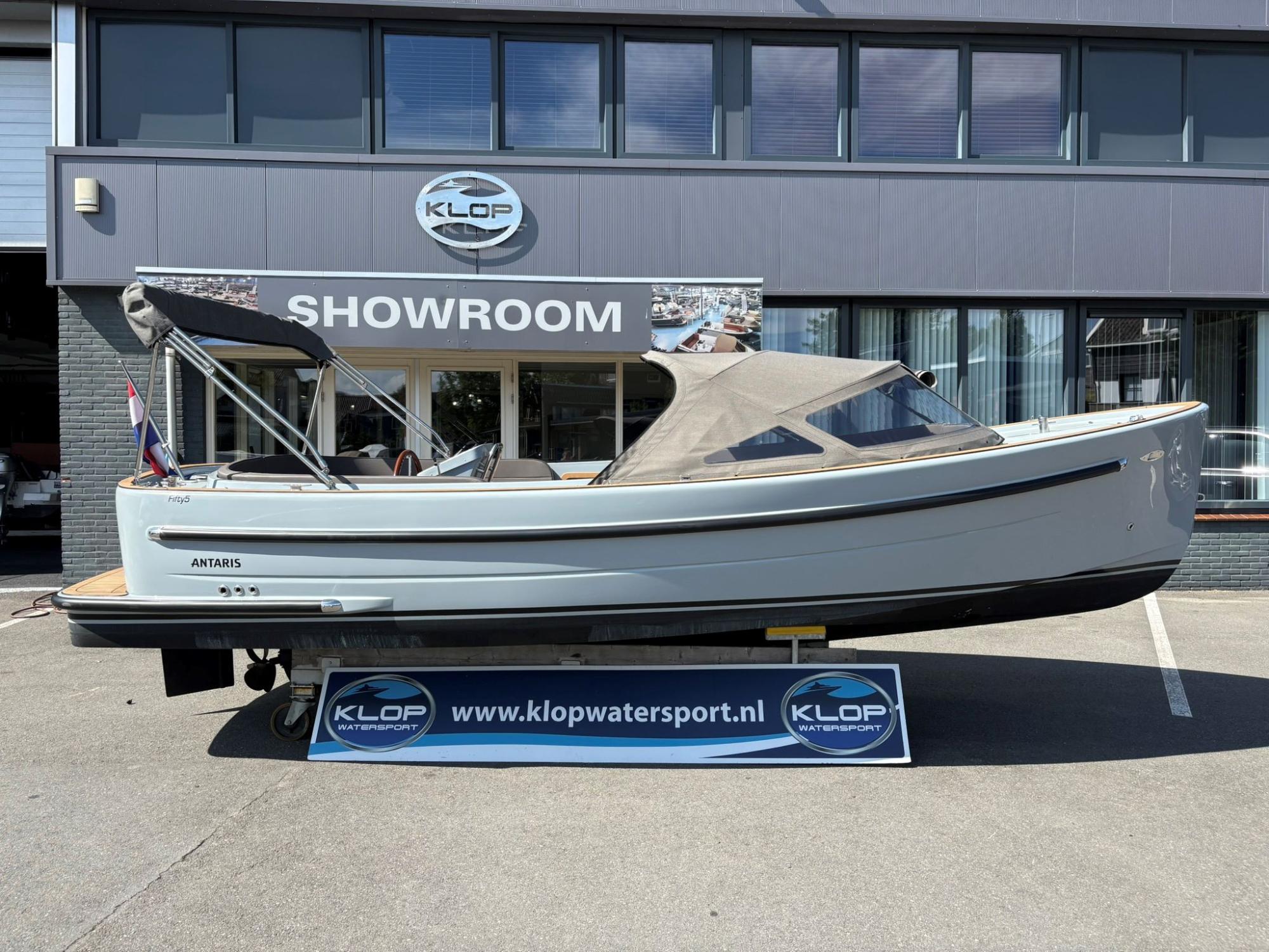 Antaris Fifty5 met Vetus 33 pk in RAL 7001 (zilvergrijs)