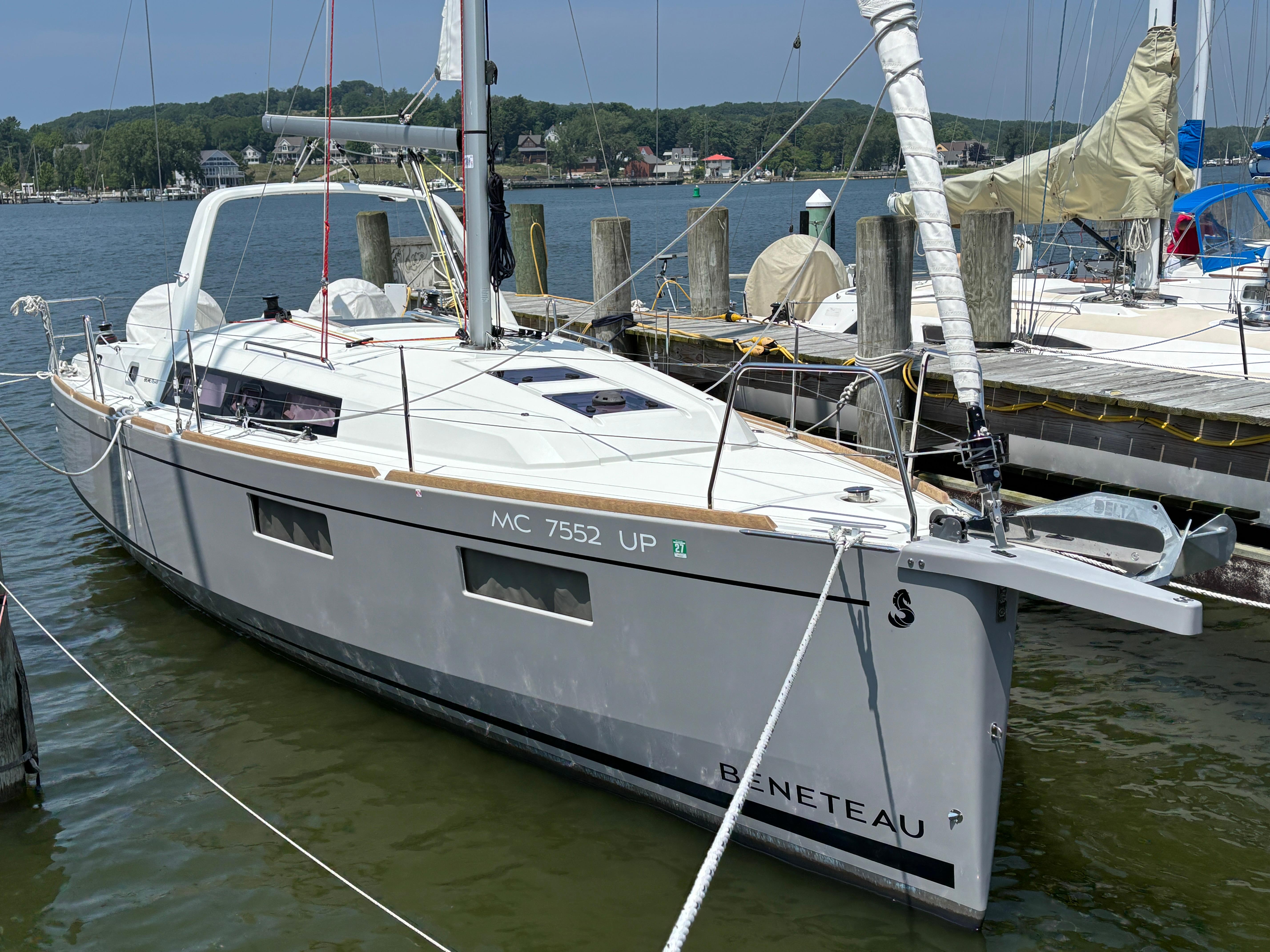 2021 Beneteau Oceanis 35.1