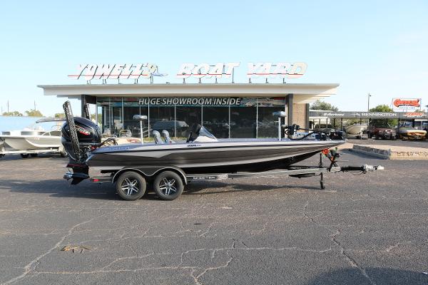 Skeeter ZXR 20 2025 Skeeter ZXR 20 boat displayed outside a showroom.