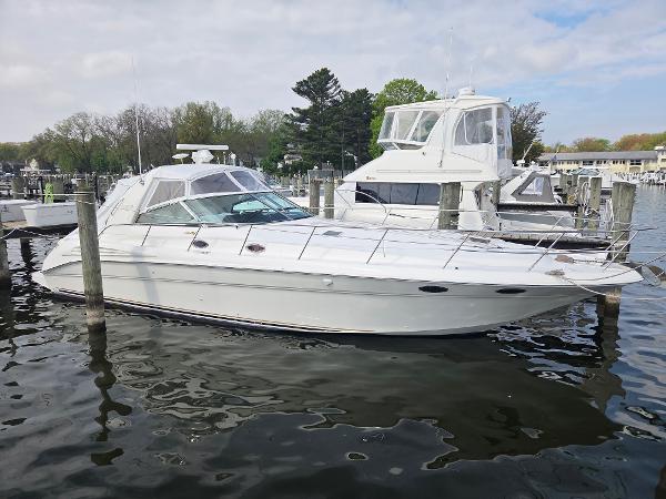 Sea Ray 400 Sundancer 1998 Sea Ray 400 Sundancer yacht docked in a marina, surrounded by calm waters.