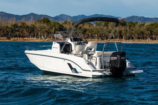 Beneteau Flyer 6 SPACEdeck 2024 Beneteau Flyer 6 SPACEdeck boat on water, featuring Suzuki outboard motor.