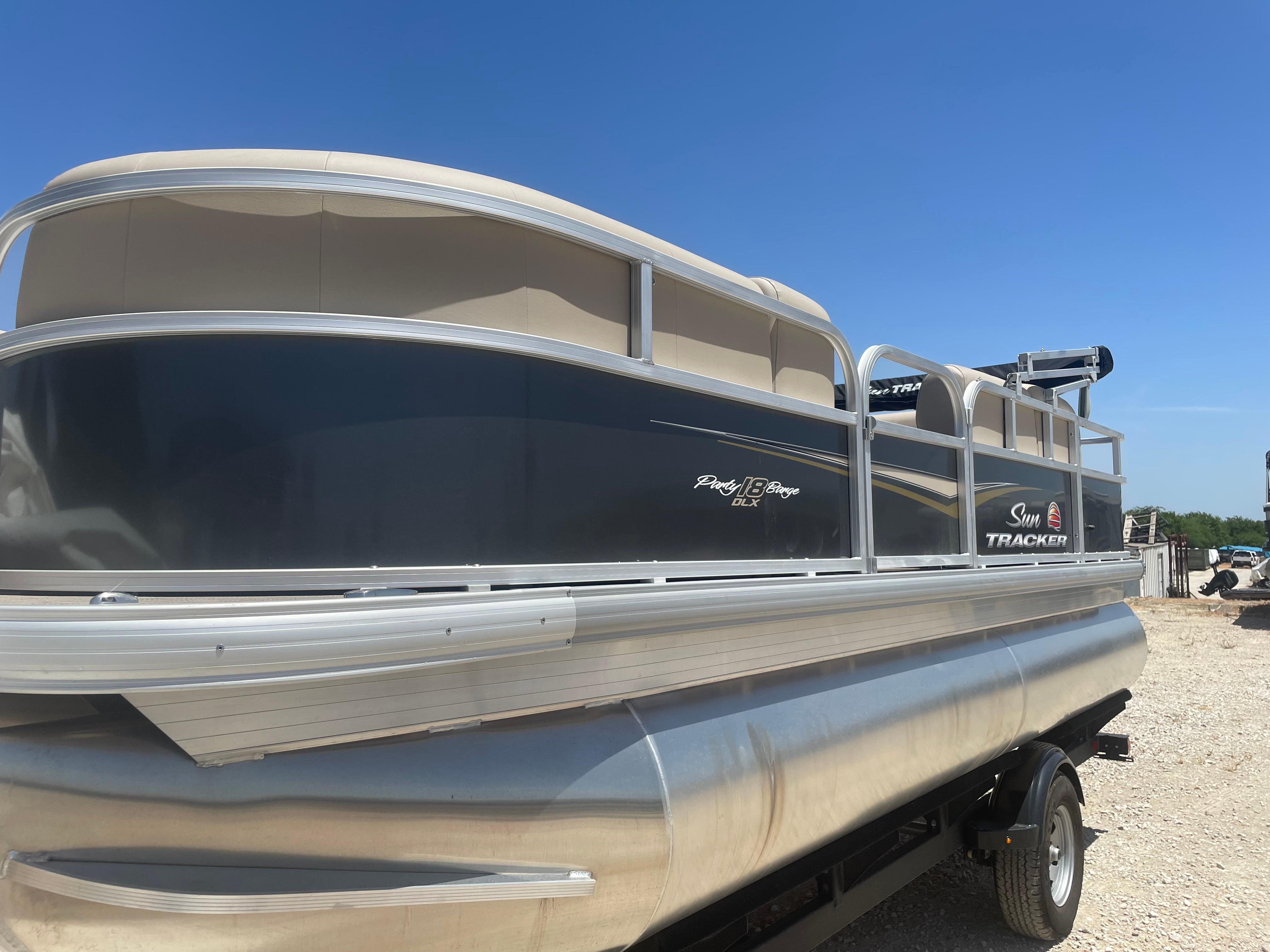 2025 Sun Tracker Party Barge 18 DLX