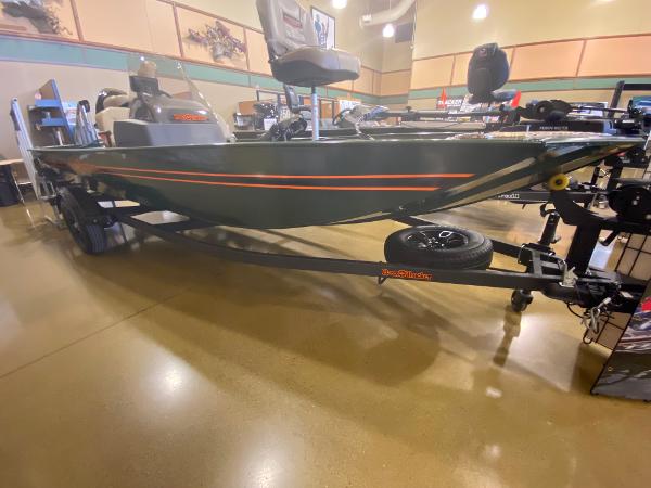 Tracker Bass Tracker Classic Limited 2025 Tracker Bass Tracker Classic Limited boat on display indoors.