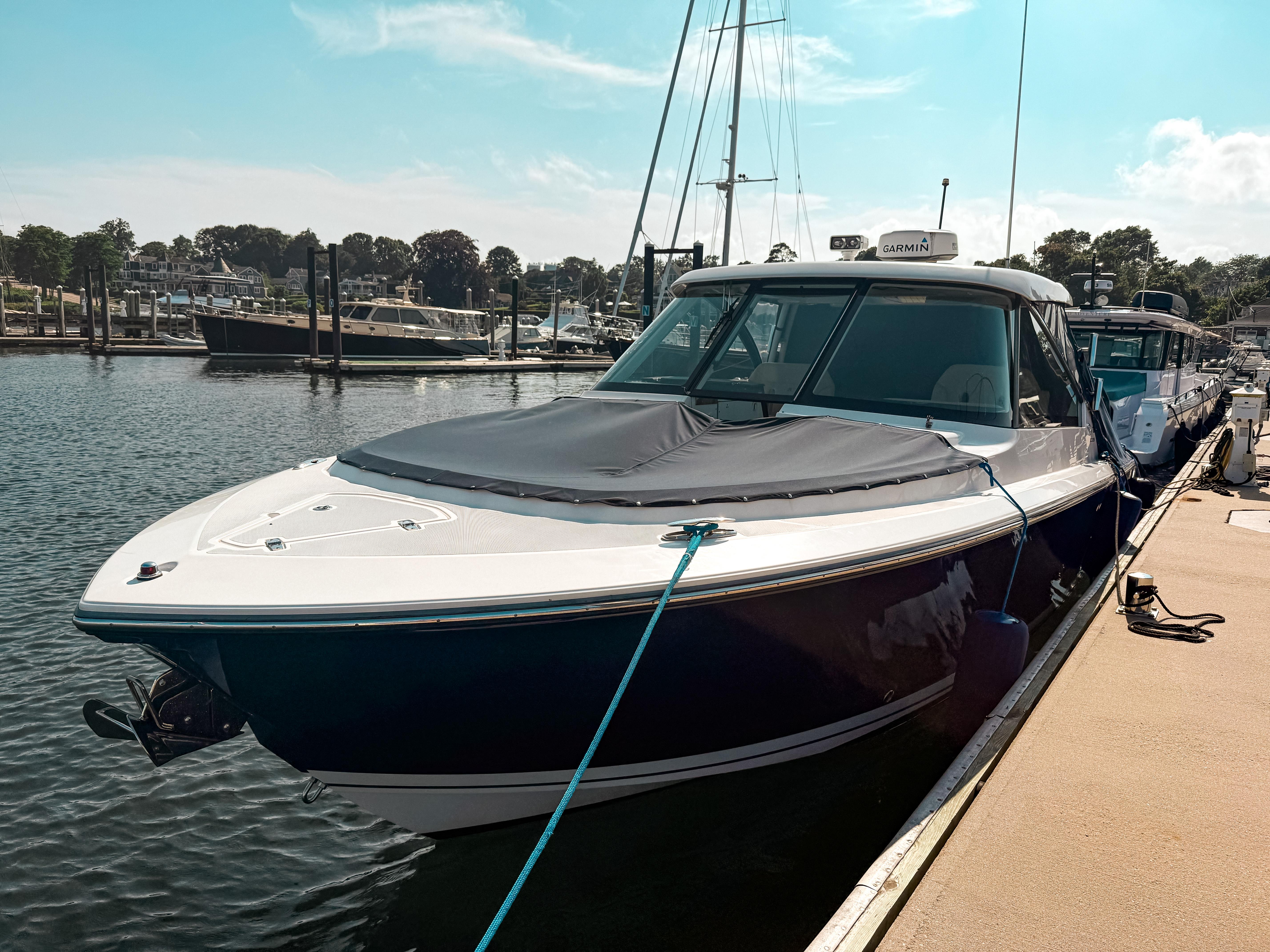 2018 Pursuit DC 325 Dual Console