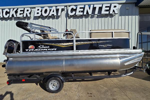 2025 Sun Tracker Party Barge 16 DLX