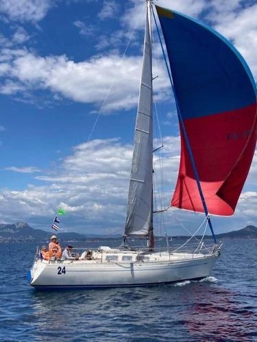 Wauquiez CHANCE 32 1975 Wauquiez CHANCE 32 sailboat with colorful spinnaker on open water.