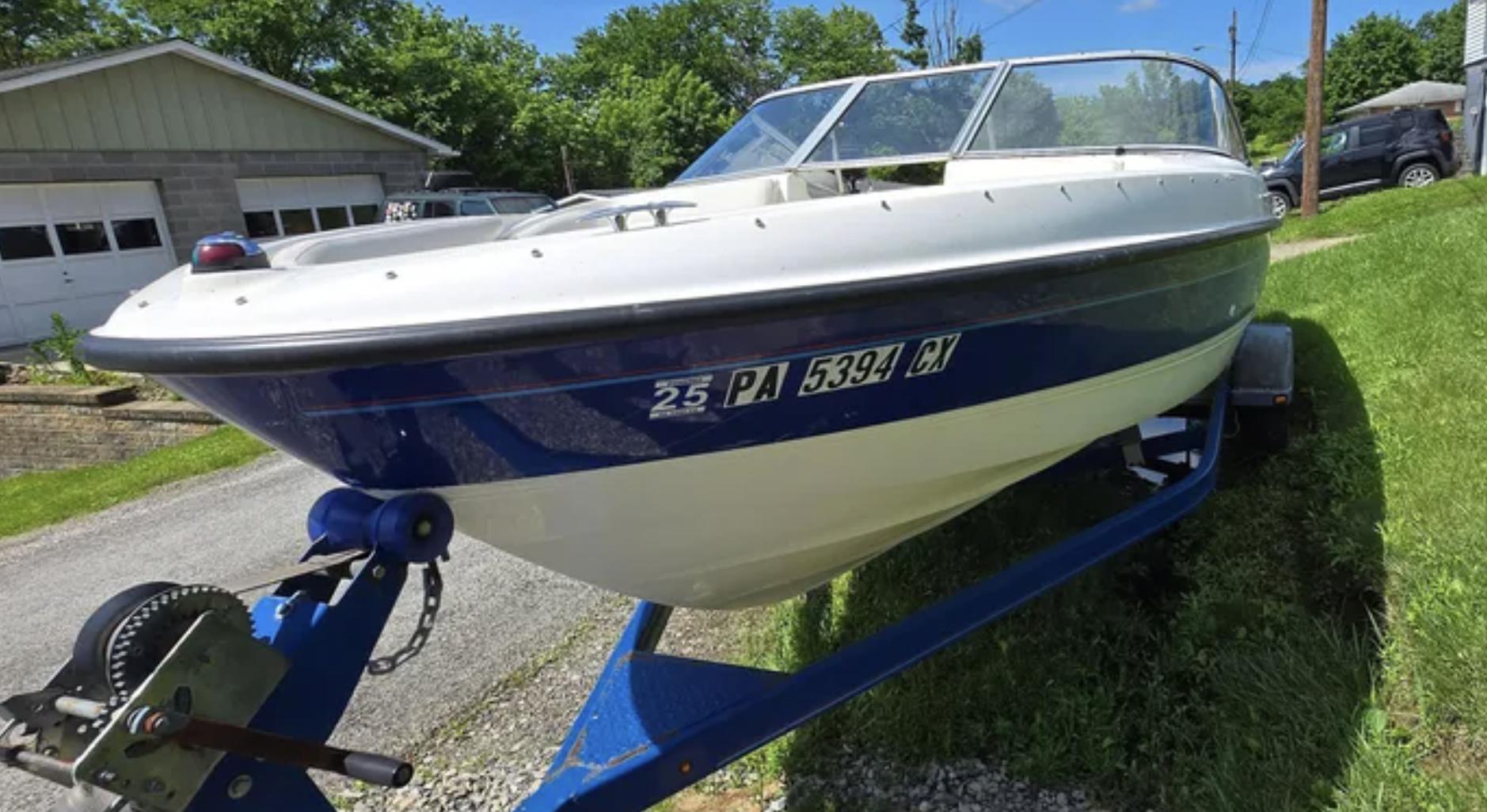 Bayliner 205 BR 2006 Bayliner 205 BR boat on trailer, parked outdoors on a sunny day.