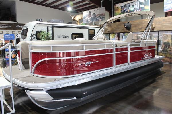 2025 Sun Tracker Party Barge 22 DLX