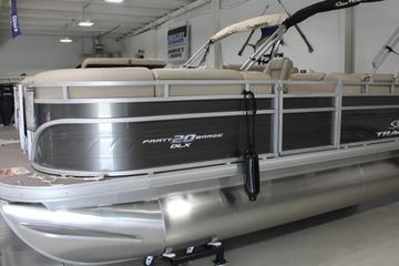 2025 Sun Tracker Party Barge 20 DLX