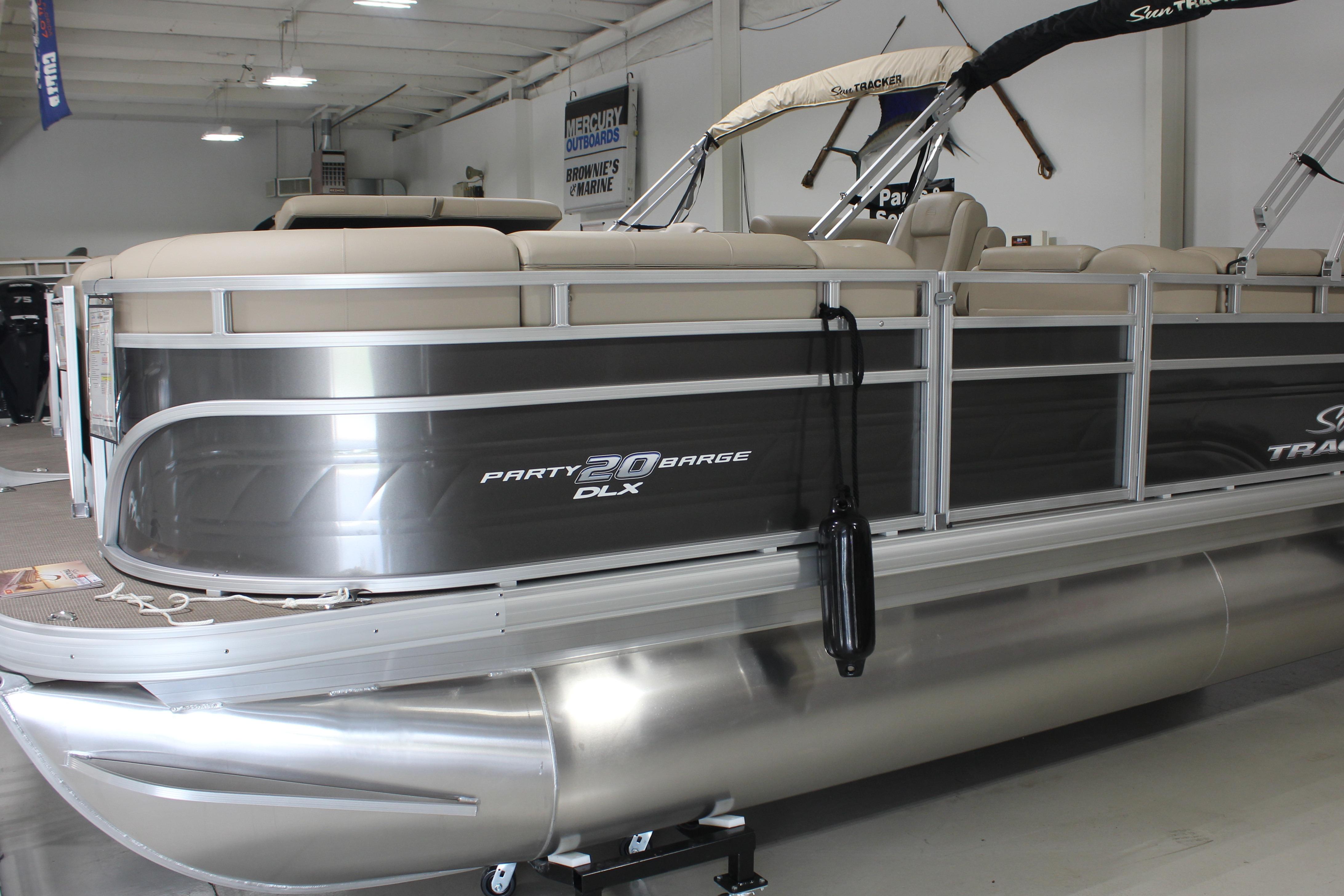 2025 Sun Tracker Party Barge 20 DLX