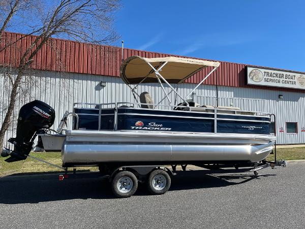 Sun Tracker Fishin' Barge 20 DLX 2025 Sun Tracker Fishin' Barge 20 DLX pontoon boat at service center.