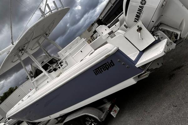 2004 Intrepid 300 Center Console