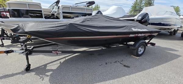 Tracker BT CLASSIC XL 2024 Tracker BT CLASSIC XL boat covered, parked on a trailer in a marina.