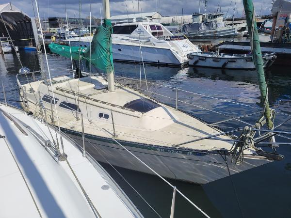 1977 Islander 28