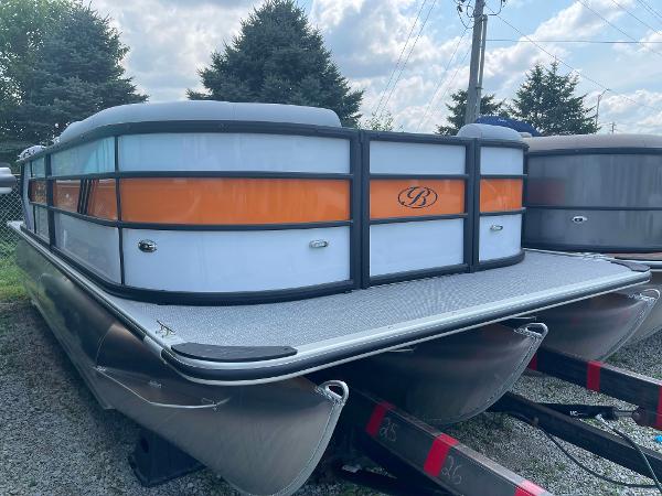 Bentley Pontoons Bolt 203 2025 Bentley Pontoons Bolt pontoon boat with sleek design and modern features.