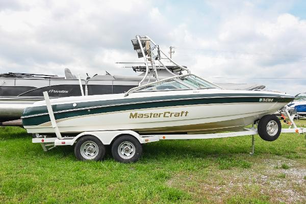 2001 MasterCraft MariStar 230