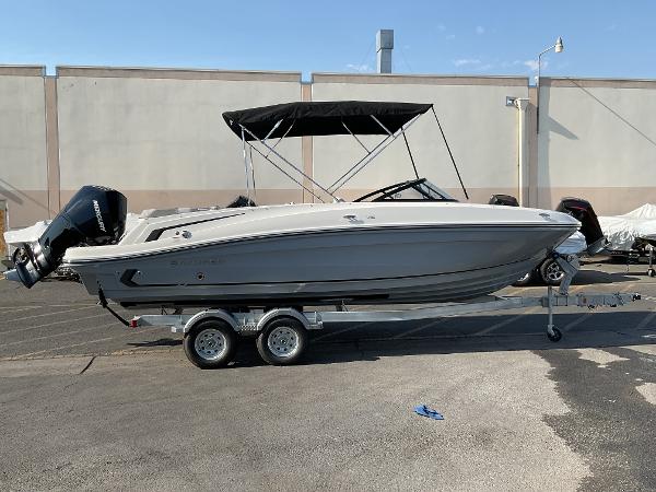 Bayliner VR6 Bowrider OB 2025 Bayliner VR6 Bowrider OB on trailer, parked outdoors.