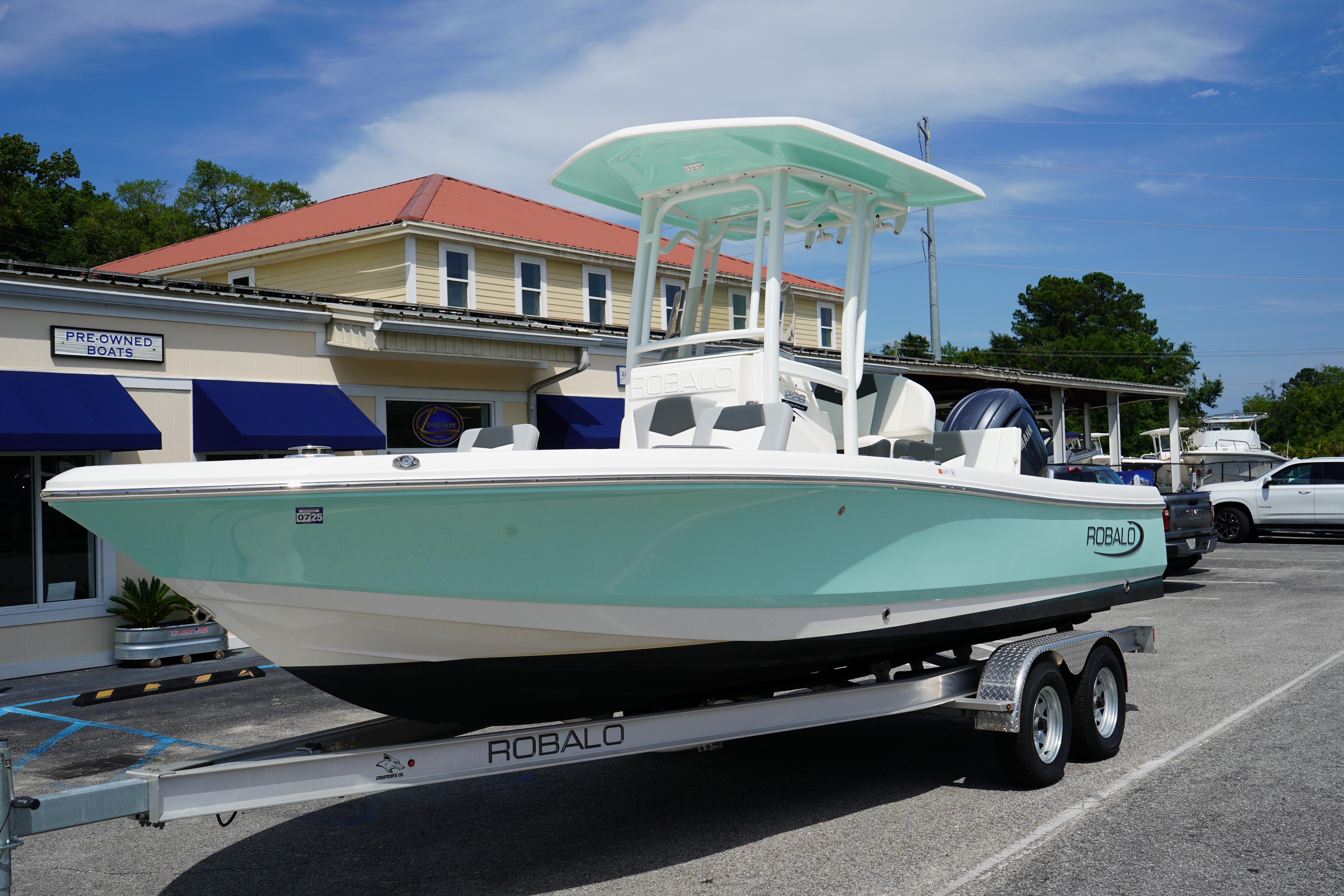 2024 Robalo 226 Cayman