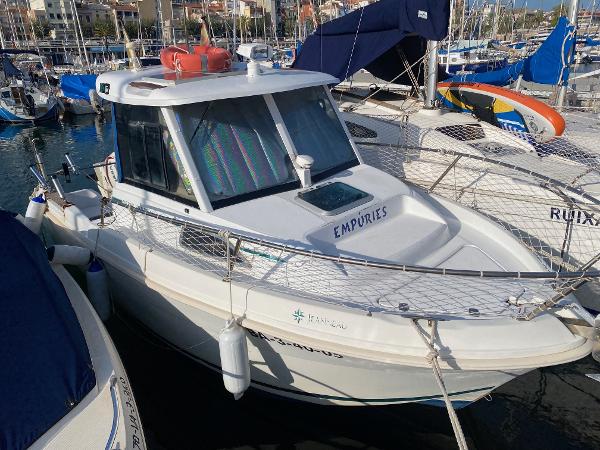 Jeanneau Merry Fisher 580 HB 2001 Jeanneau Merry Fisher 580 HB boat docked in a marina.