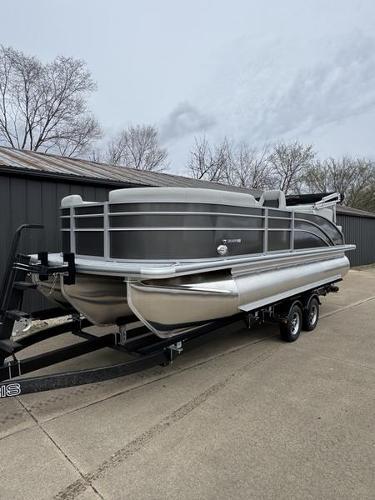 Harris Cruiser 210 2025 Harris Cruiser 210 pontoon boat on trailer, parked outdoors.