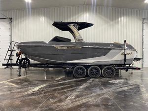 Tigé Ultré 25ZX 2025 Tigé Ultré 25ZX boat on trailer in indoor showroom.