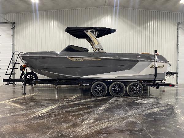 Tigé Ultré 25ZX 2025 Tigé Ultré 25ZX boat on trailer in indoor showroom.