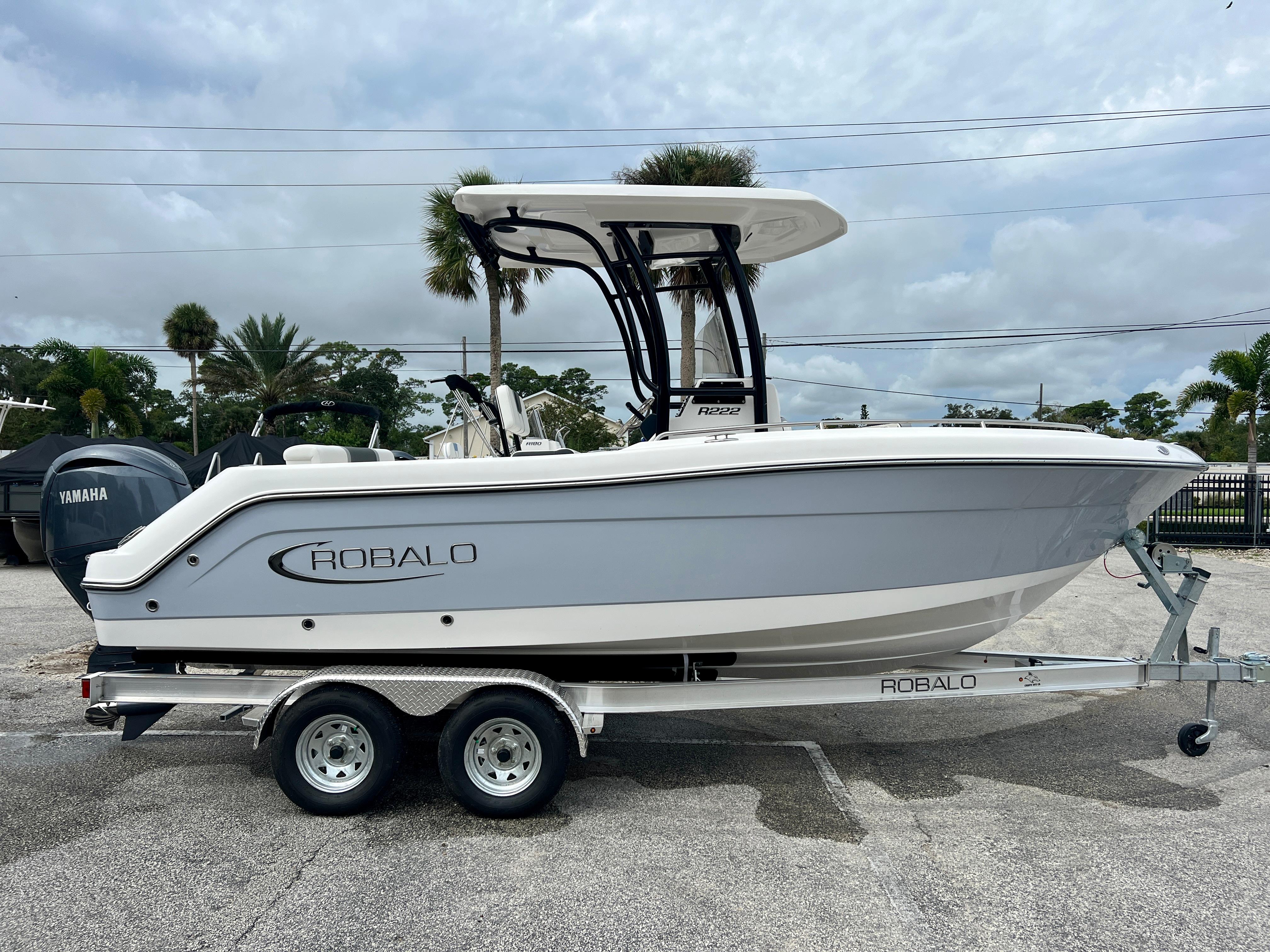2025 Robalo R222