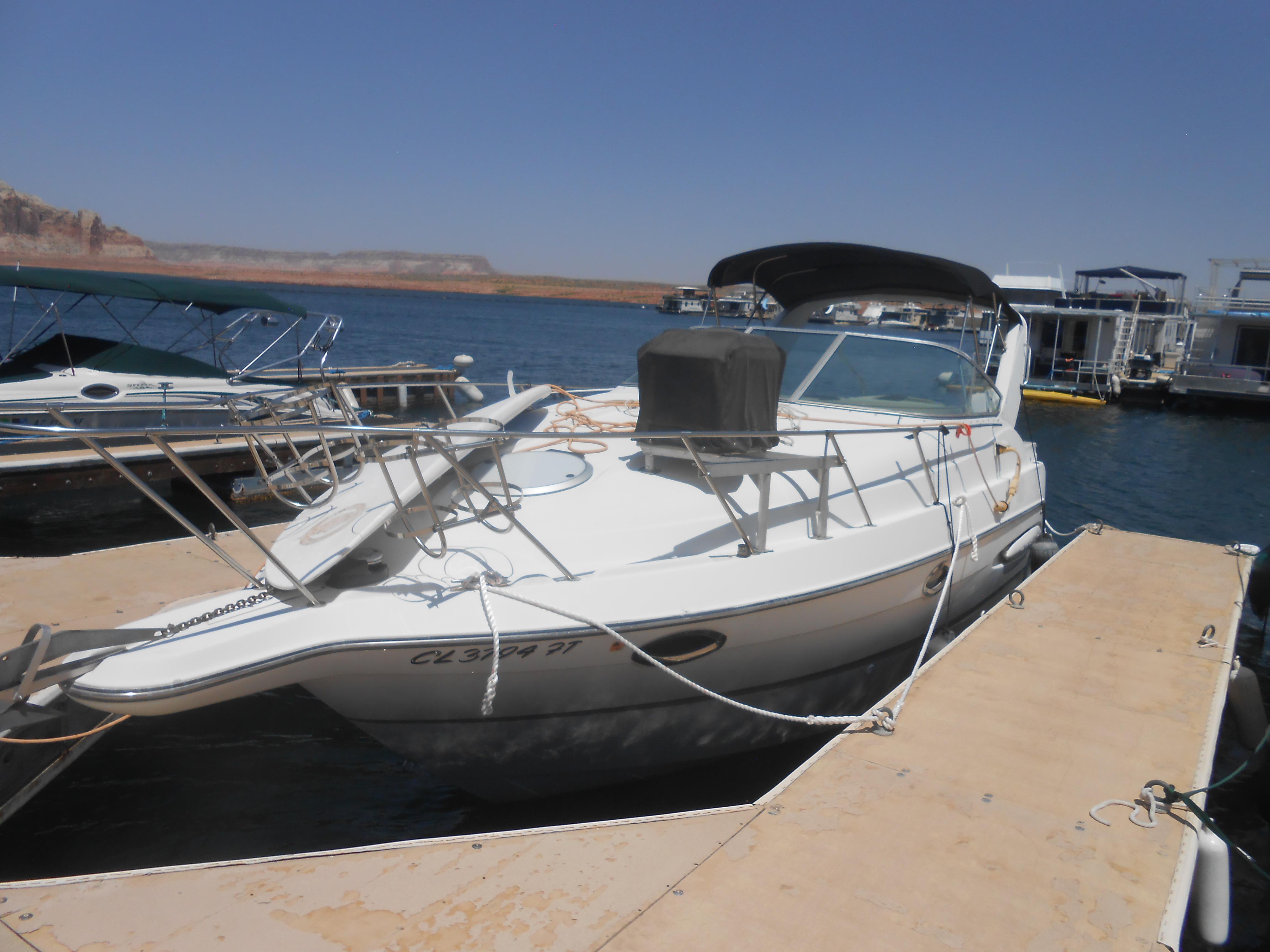 Maxum 2800 SCR 2000 Maxum 2800SCR boat docked at marina under clear blue sky.
