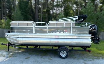 2025 Sun Tracker Party Barge 18 DLX