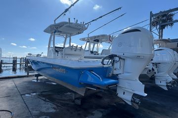2021 Everglades 243 Center Console
