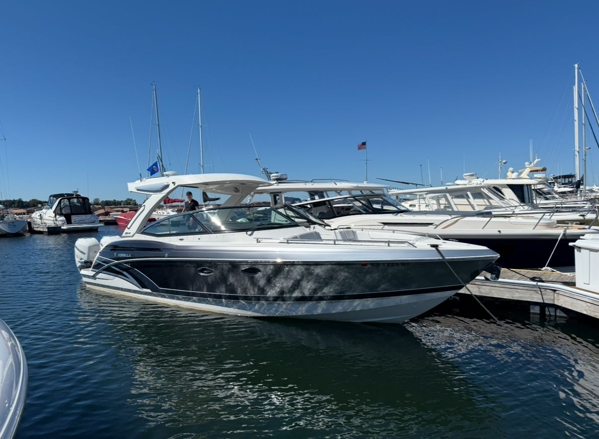 2018 Formula 330 Crossover Bowrider