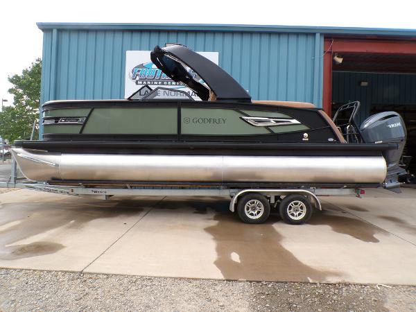 2025 Godfrey AquaPatio 235 SBW iMPACT Package (29 in. Center Tube)