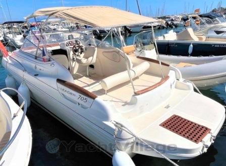 Jeanneau Leader 705 2002 Jeanneau Leader 705 boat docked in a marina, featuring a spacious deck and canopy.