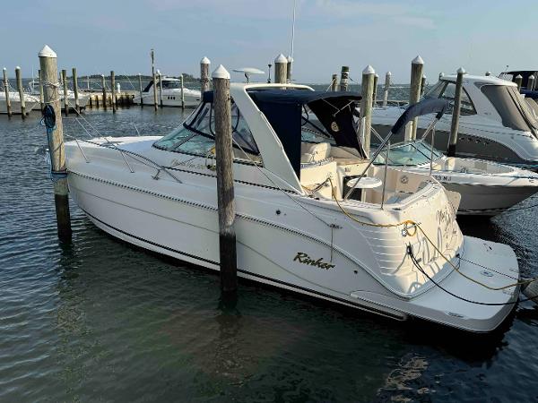 Rinker Fiesta Vee 300 2005 Rinker Fiesta Vee 300 boat docked at marina.