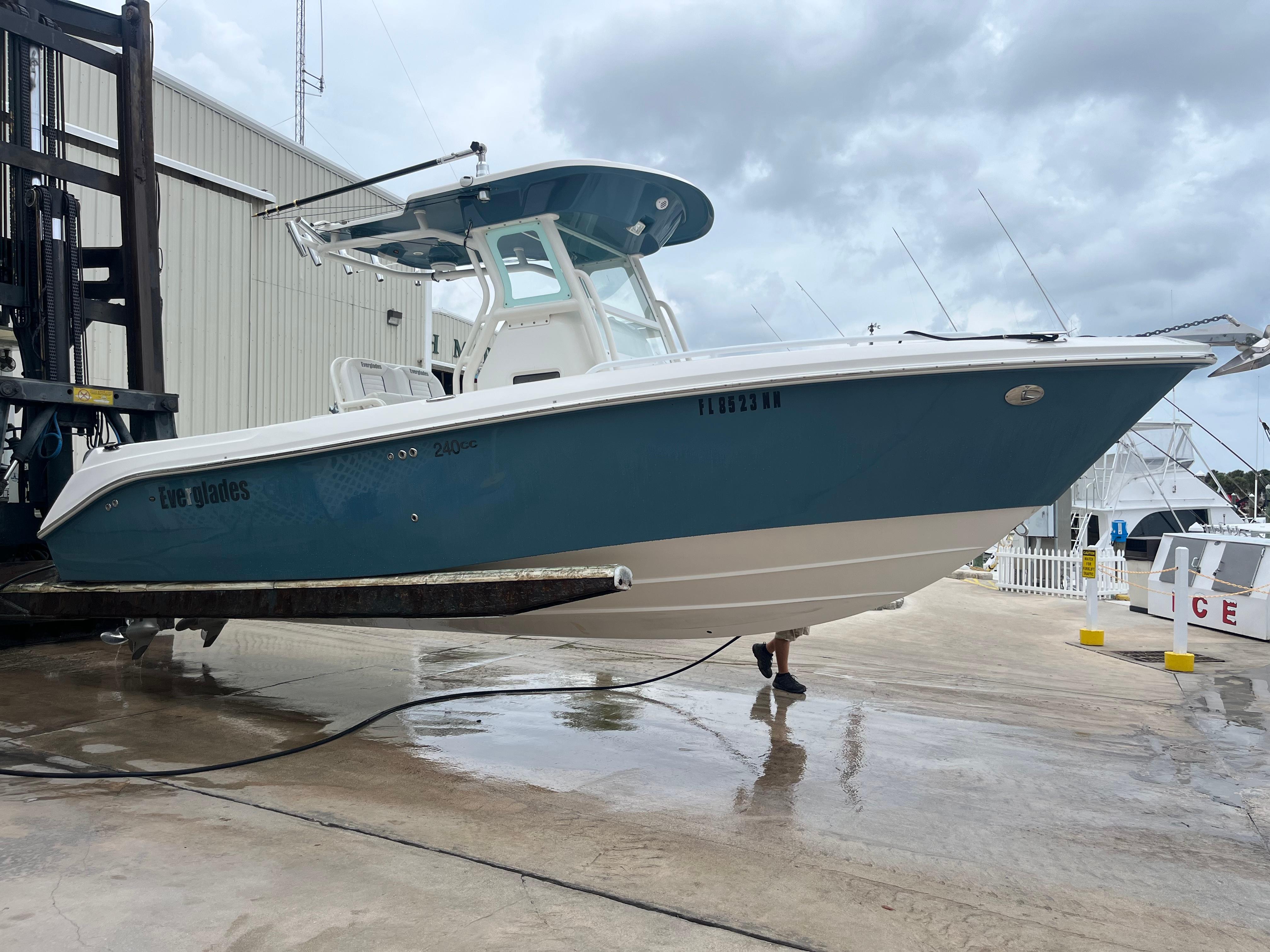 2007 Everglades 240CC