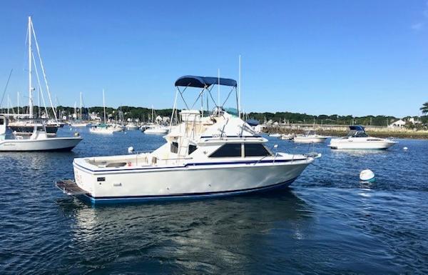 Bertram 28 Flybridge CRUISER 1982 Bertram 28 Flybridge boat on calm water, surrounded by other vessels.