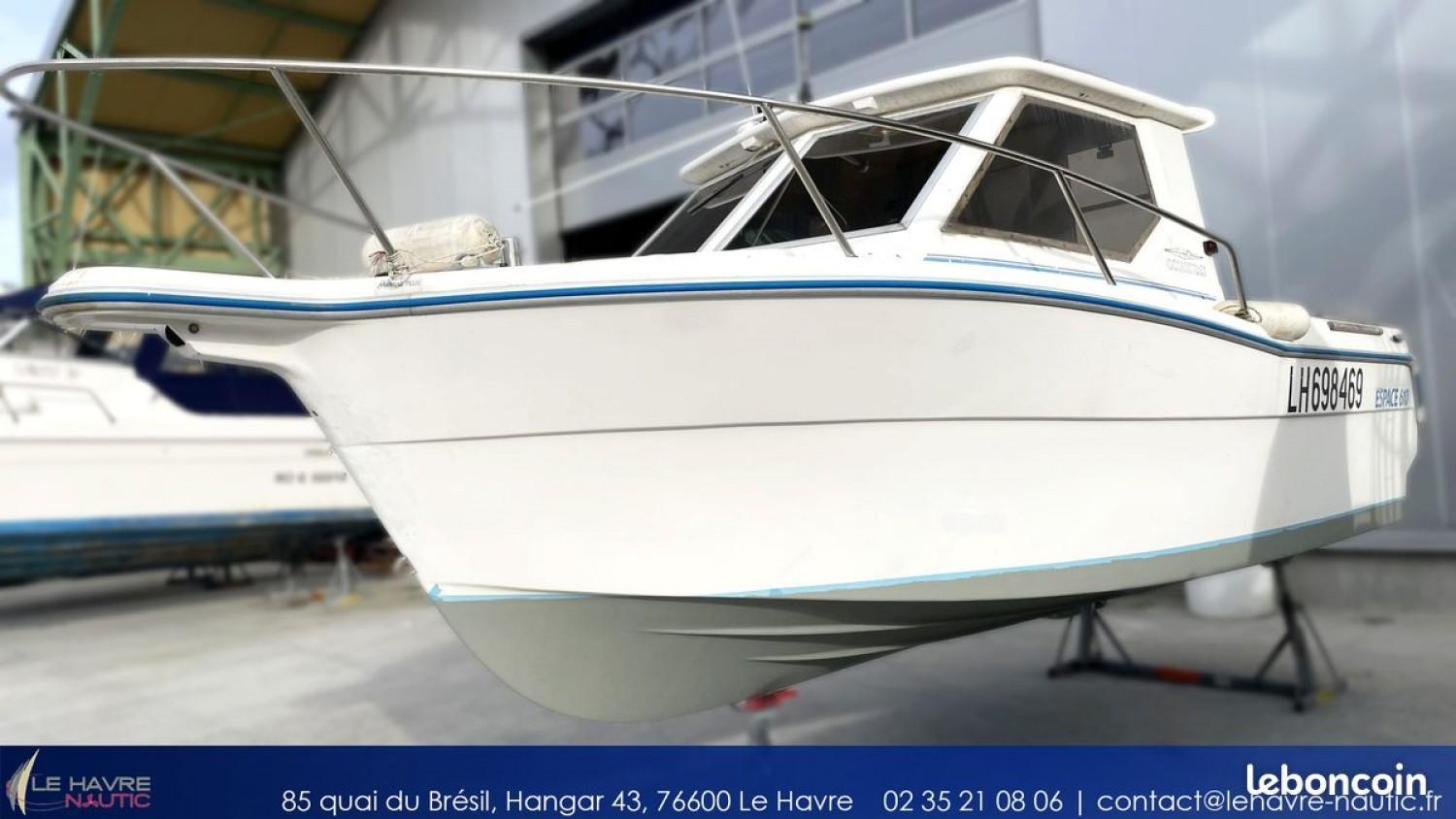 Ocqueteau Espace 610 Ocqueteau Espace 610 boat, 1991 model, displayed in a marina setting.
